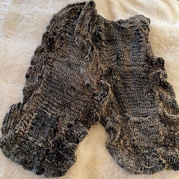 Large Womens Rabbit Scarf/Shawl With Pockets - Picture 1 of 5